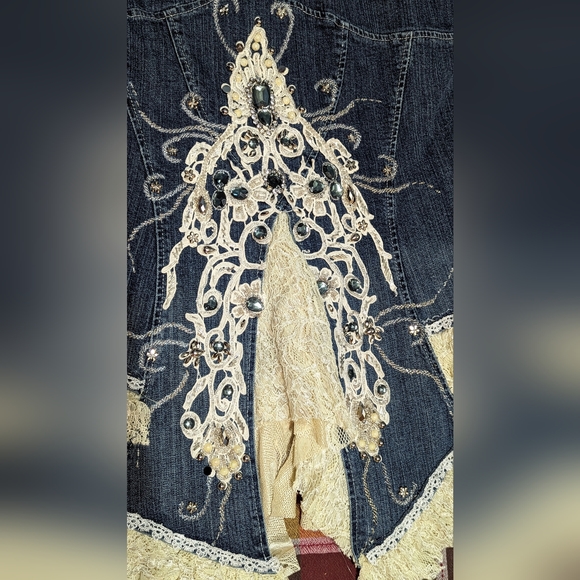 Elegant High-Low Denim Skirt with Lace Details - Picture 7 of 12